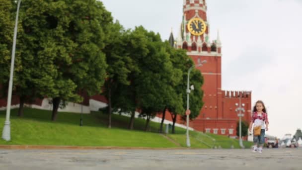 Chica camina en la Plaza Roja — Vídeos de Stock