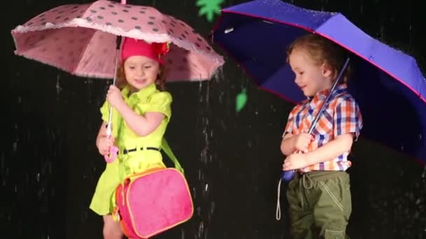 Two children with umbrellas — Stock Video