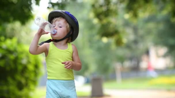 Niño bebiendo agua — Vídeos de Stock