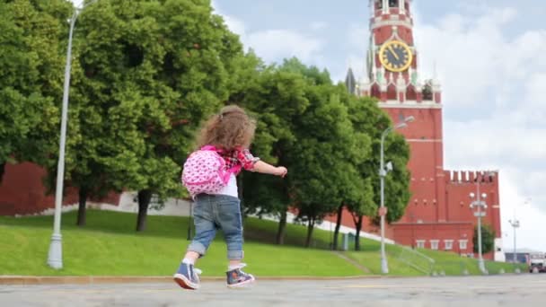 Dívka s růžový batoh běží — Stock video