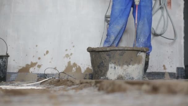 Worker preparing concrete mixture — Stock Video