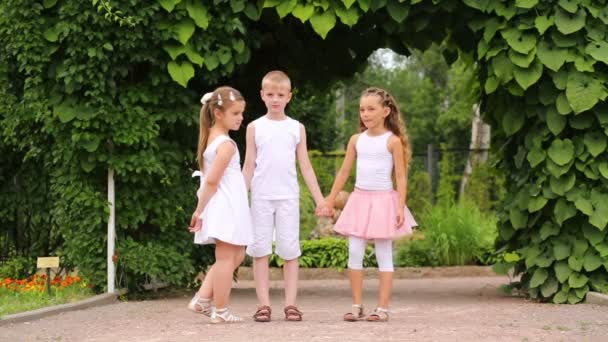 Garçon et deux filles en blanc — Video