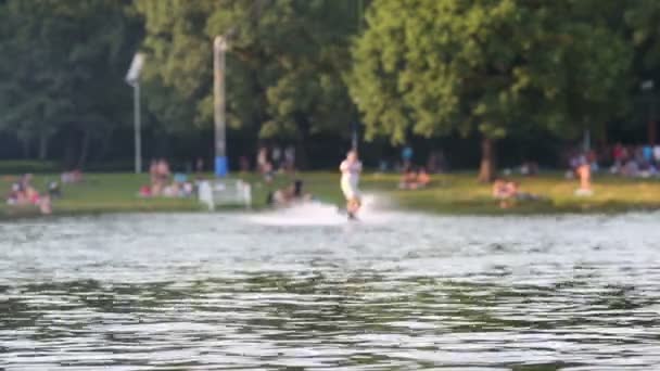 Wet wakeboarder makes the trick — Stock Video