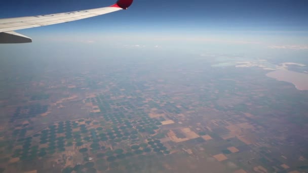 Vista desde la ventana del avión — Vídeo de stock