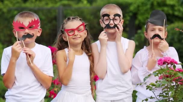 Meninos e meninas ficar com máscaras — Vídeo de Stock