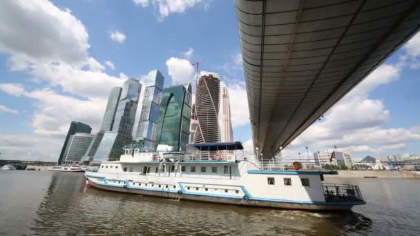 业务复杂的莫斯科市和船 — 图库视频影像