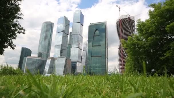 Wolkenkratzer eines Geschäftskomplexes — Stockvideo