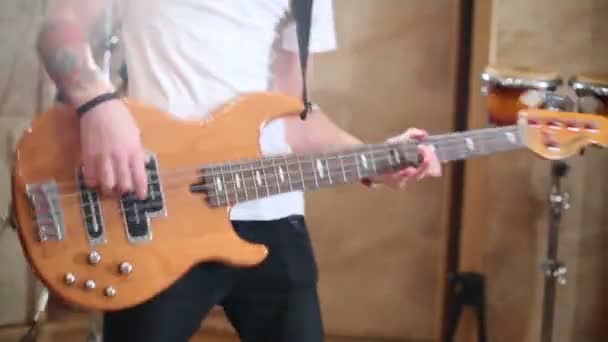Guitarrista tocando la guitarra en el estudio — Vídeo de stock