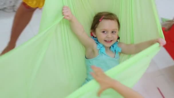 Malá holčička leží v houpací síti — Stock video