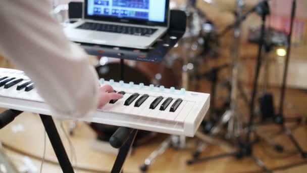 Člověk hraje klávesnice — Stock video