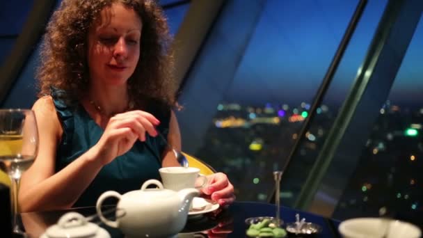 Mujer revuelve azúcar y bebe té — Vídeo de stock