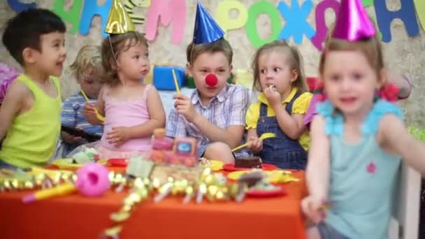 Niños en fiesta de cumpleaños — Vídeo de stock