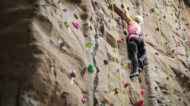 Mujer sube en la pared — Vídeos de Stock