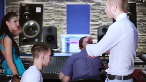 Muzikale groep in de opnamestudio — Stockvideo