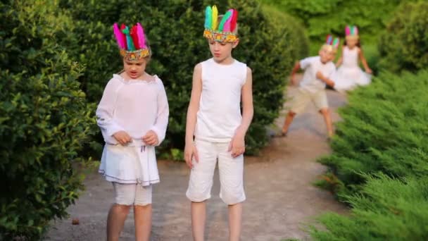 Garçons et filles avec des plumes d'homme rouge — Video