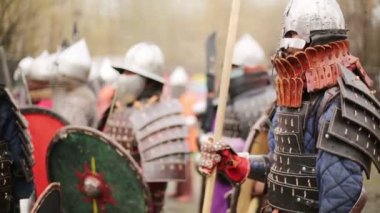 Birçok savaşçı duruyor 