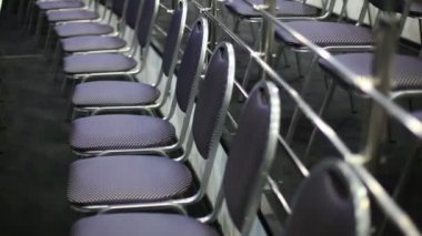 Gri sandalyeler ve Küpeşte