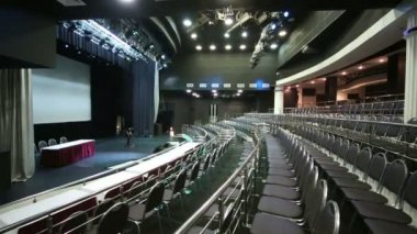 Sahne ve sandalye ile konser salonu 