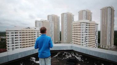  çocuk yeni binalar a bakıyor