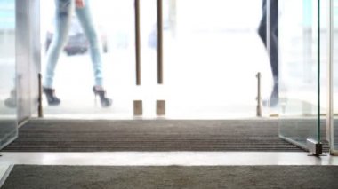 kızlar cam bir kapıdan girdi 