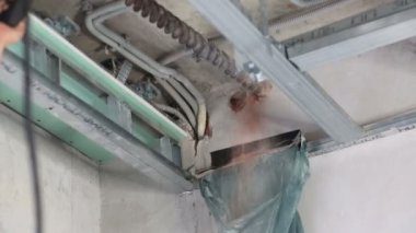 Perforator delik yapar