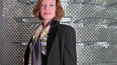 Yansıtılmış duvara genç kadın