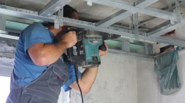 adam delik duvar yapar. 