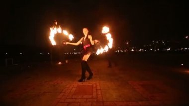 Kız dansları, meşale yakma ile adam ateş topları yapar.