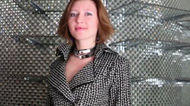 Yansıtılmış duvara genç kadın