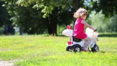 Oyuncak scooter üzerinde küçük kız rides