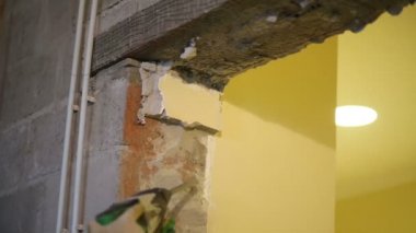 Adam el sıva kaldırır