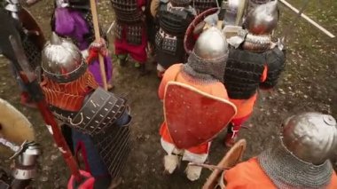 Kasklı savaşçıların üst görünümü 