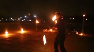 Yanan içn hokkabazlık çocuk 