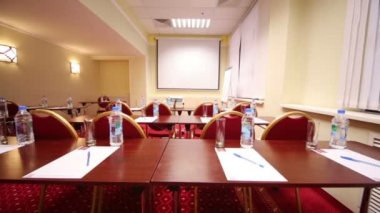 Beyaz ekran projektör