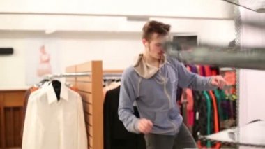  kulaklıklı adam dansları