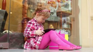 Küçük kız tablet pc ile oturur