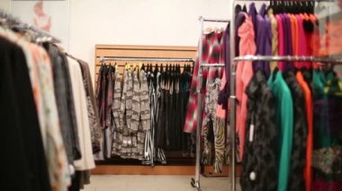 Genç adam dansları