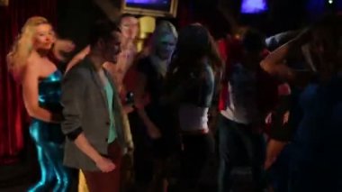 İnsanlar partide dans ediyor.