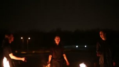  akşam ateş gösterisi.