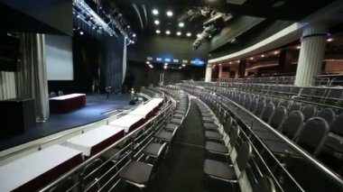konser salonunda boş ışıklı sahne