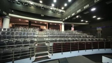 sandalye ve sahne ile konser salonu