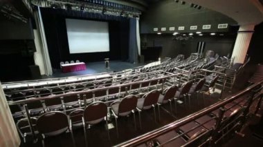 Sandalye ve sahne ile konser salonu Hall