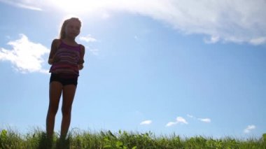 Küçük kız egzersizleri Wushu gerçekleştirir