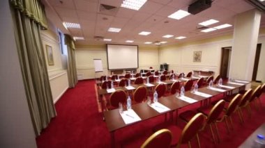 Boş konferans Salonu'nda ekran 