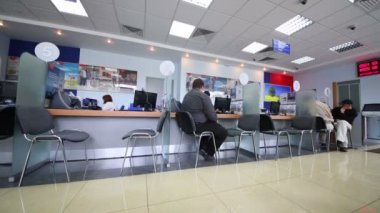 İnsanlar hizmet için sıraya giriyor 