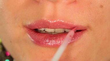 Makyajlı kadın dudaklar 