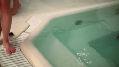 kadın bacakları havuza yürüdü 