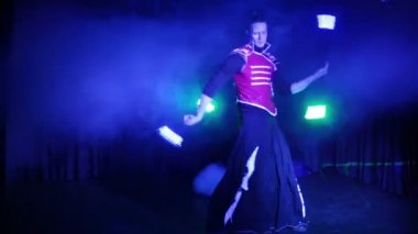 Adam samuray kostüm gerçekleştirir