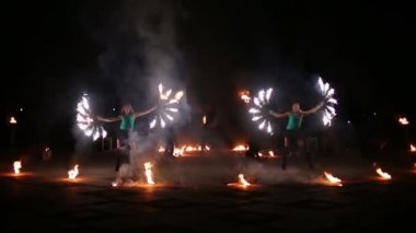 Hayranları yanma ile iki kız dans