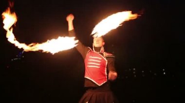 Adam ateş topları ile